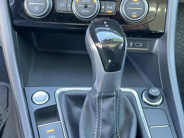 Used 2023 Volkswagen Jetta SE w/ Panoramic Sunroof Package image 16