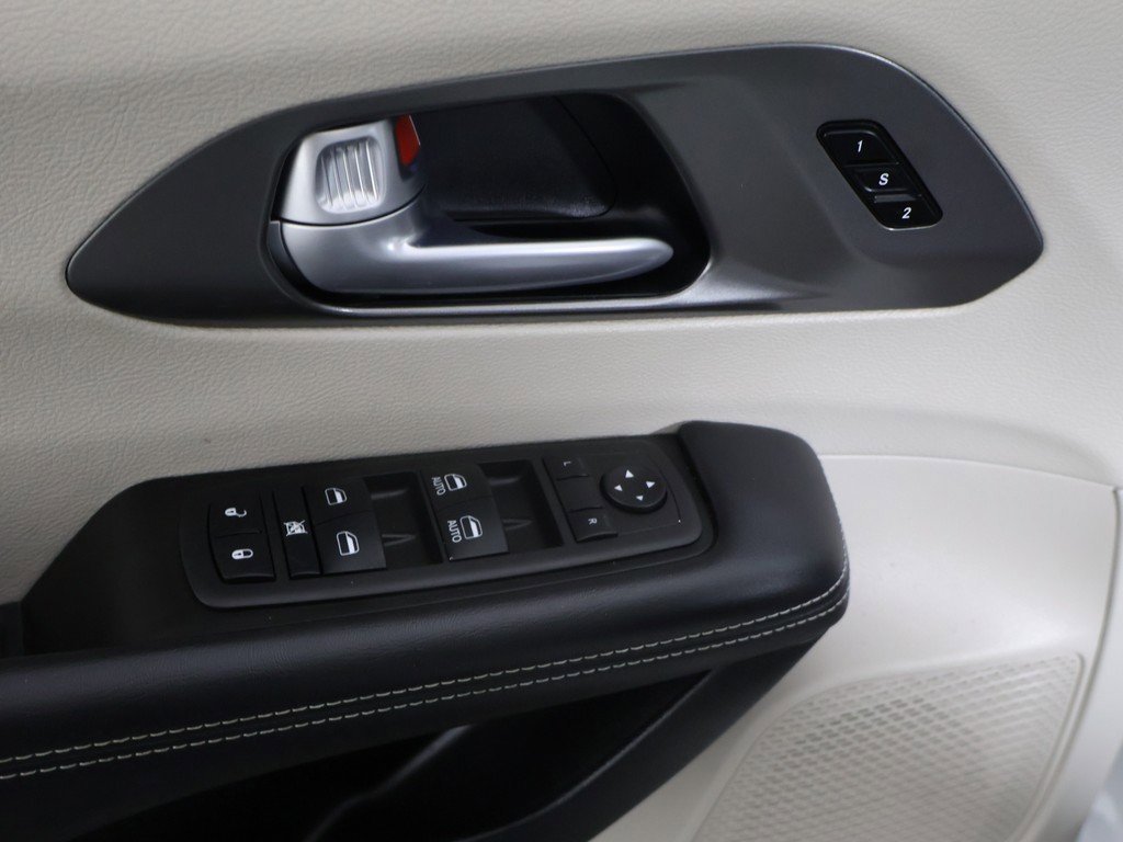 Used 2024 Chrysler Pacifica Touring-L image 33