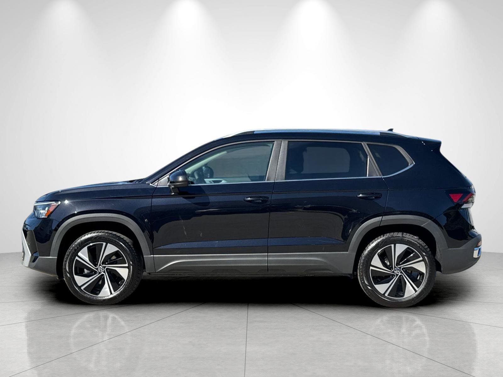 New 2026 Volkswagen Taos SE AWD/4WD image 2