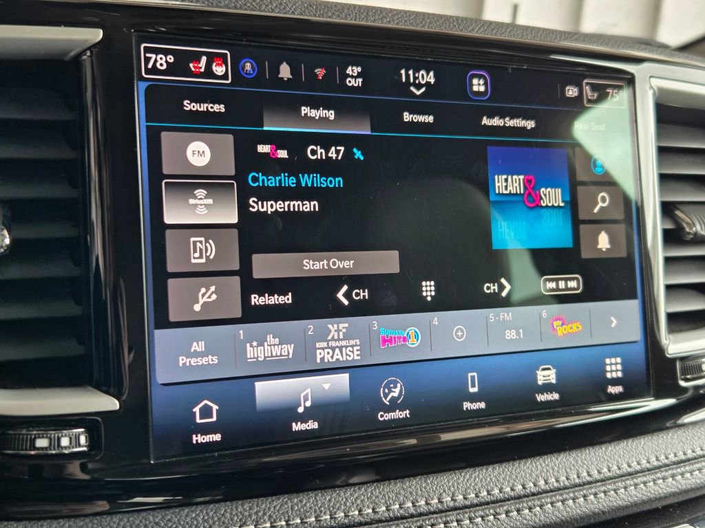 Used 2021 Chrysler Pacifica Touring-L w/ Uconnect Theater Family Group FWD image 3