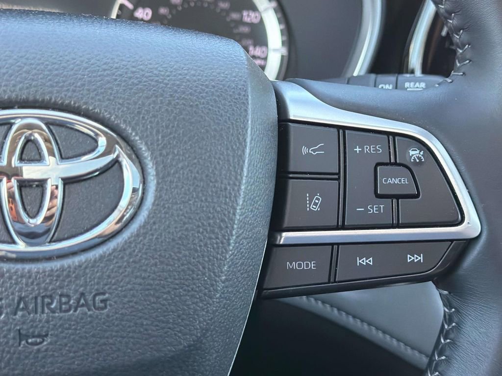 Certified 2025 Toyota Highlander XLE image 13
