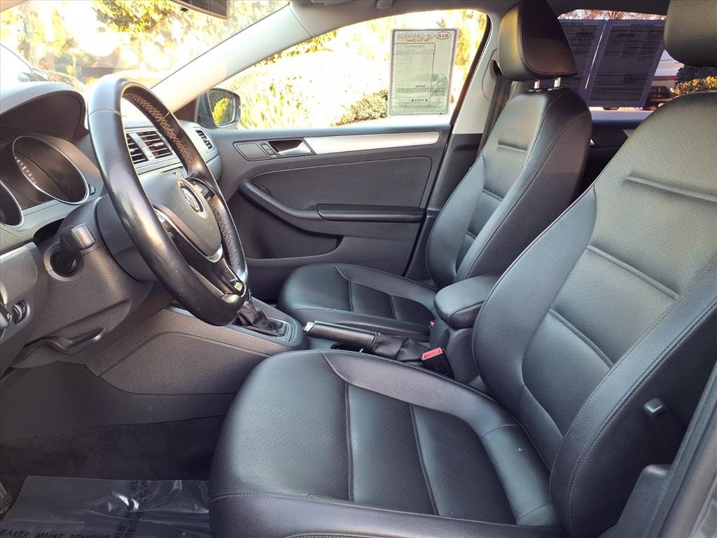 Used 2017 Volkswagen Jetta SE image 9