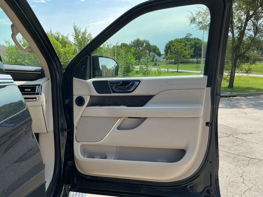 Used 2021 Lincoln Navigator L Reserve AWD/4WD image 16