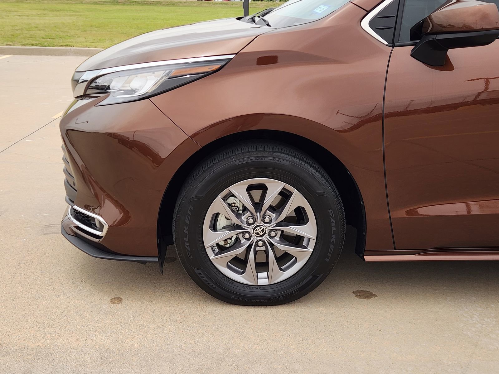 Used 2023 Toyota Sienna XLE FWD image 9