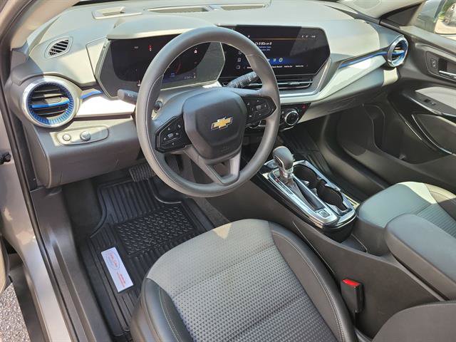 Used 2025 Chevrolet Trax LT FWD image 2