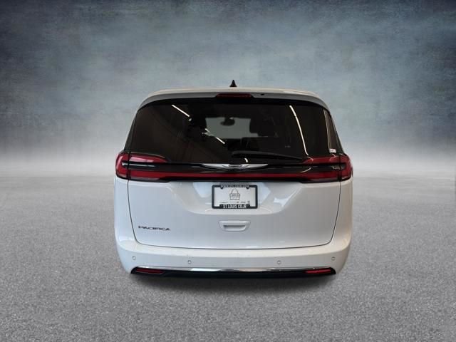 Used 2023 Chrysler Pacifica Touring-L image 6