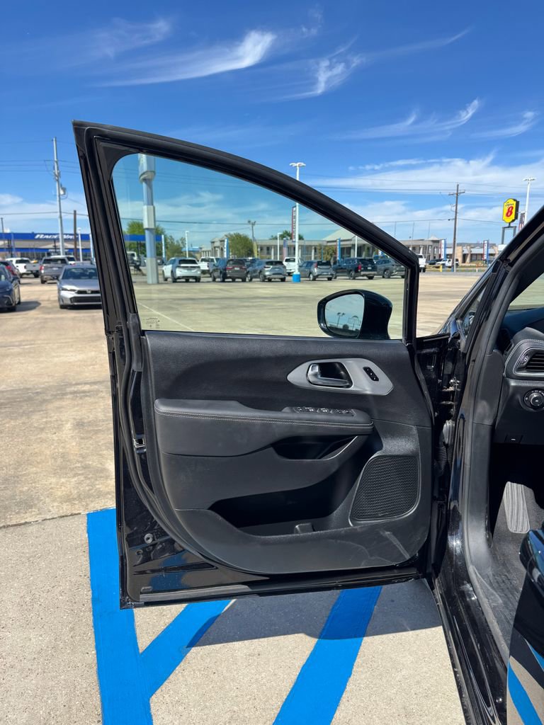 Used 2025 Chrysler Pacifica Limited image 8