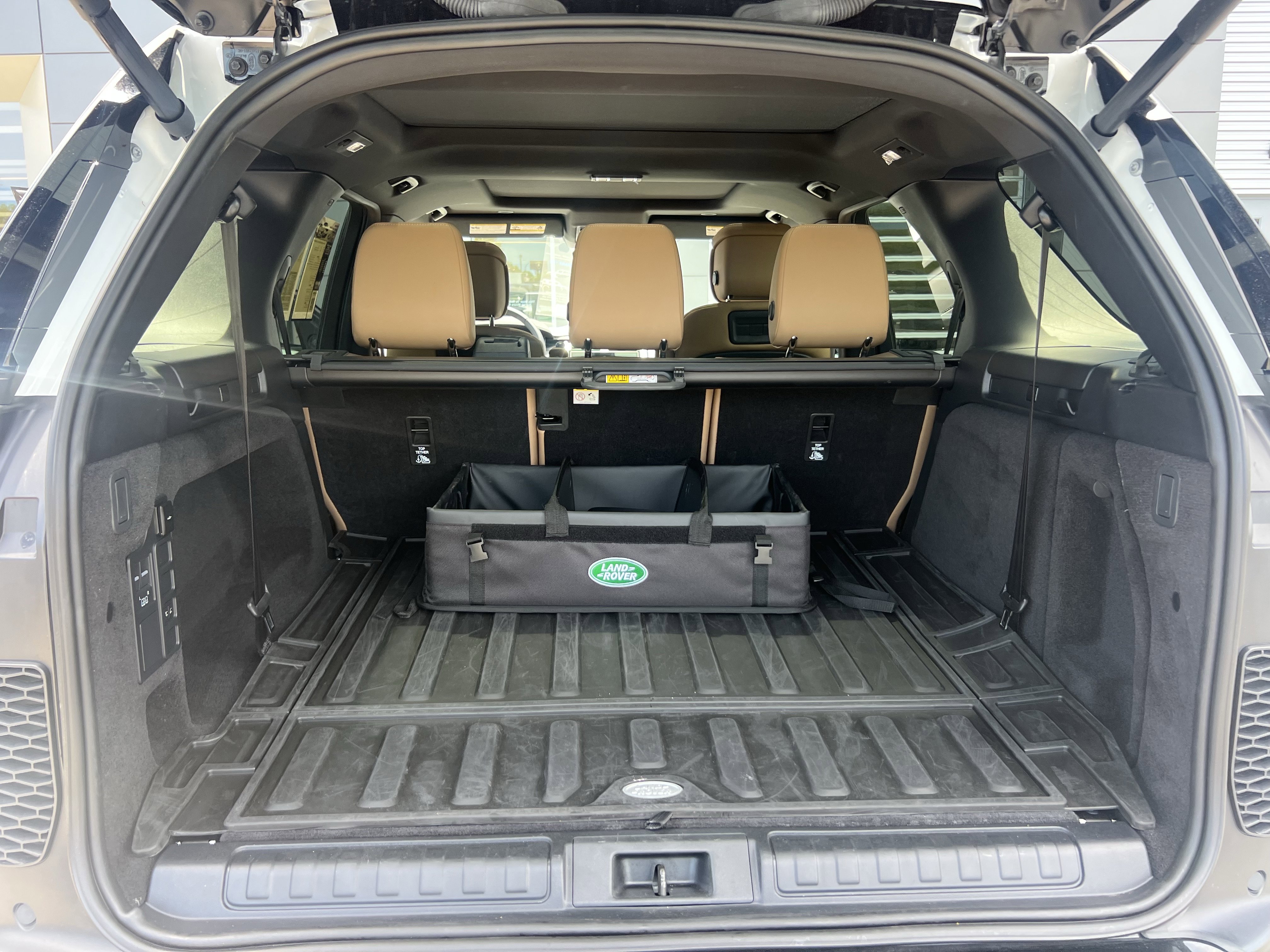 Certified 2025 Land Rover Discovery Dynamic SE AWD/4WD image 36