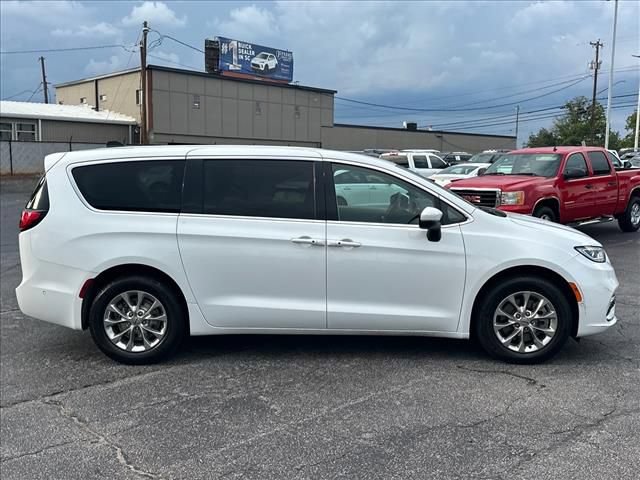 Used 2023 Chrysler Pacifica Touring-L AWD/4WD image 13