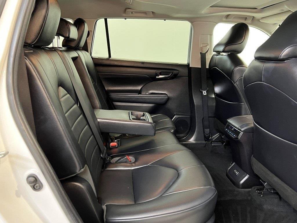 Used 2022 Toyota Highlander XLE image 17