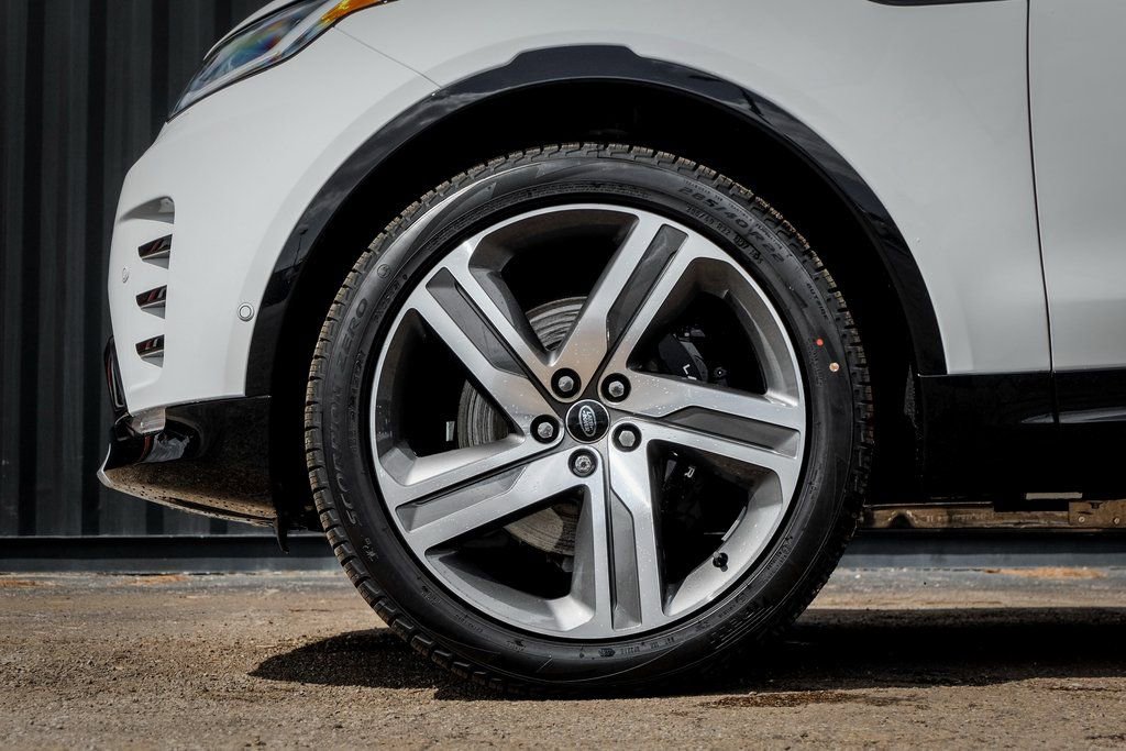 Used 2025 Land Rover Discovery Metropolitan Edition image 4