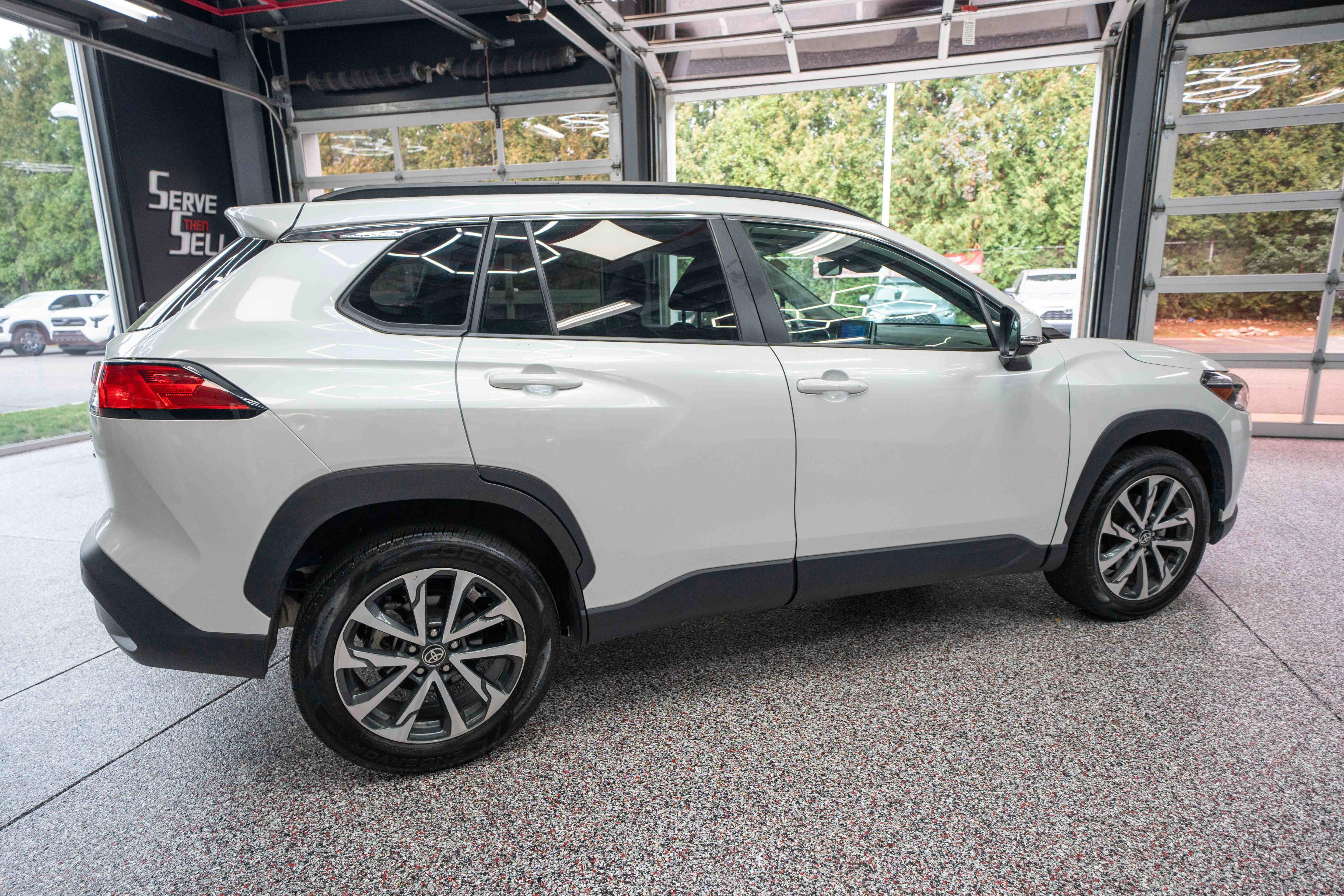 Used 2023 Toyota Corolla Cross XLE image 4