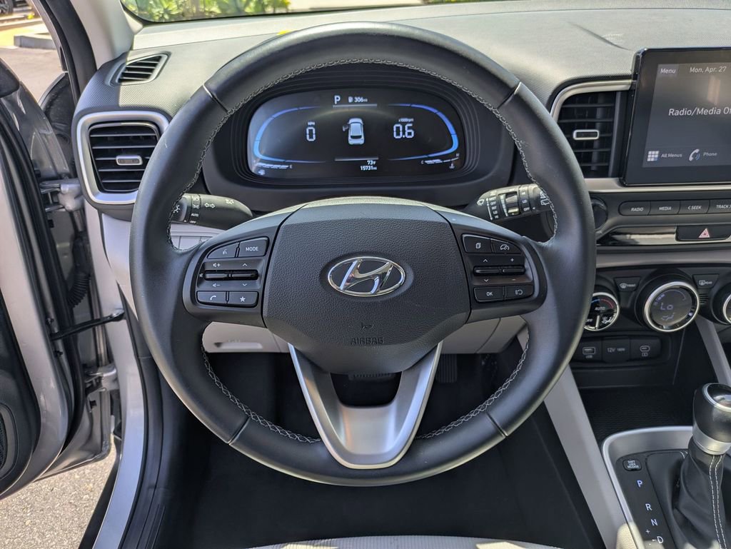 Used 2025 Hyundai Venue SEL FWD image 18