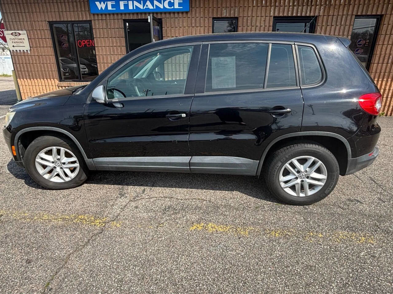 Used 2011 Volkswagen Tiguan S image 1