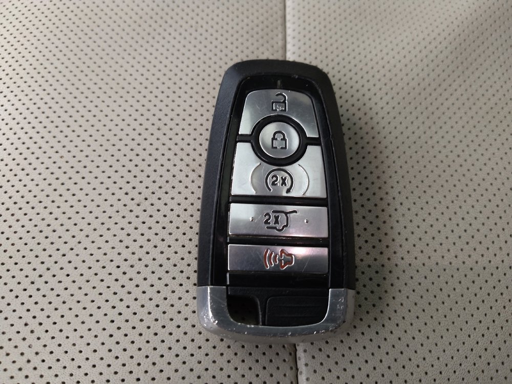 Used 2019 Ford Explorer Platinum image 32