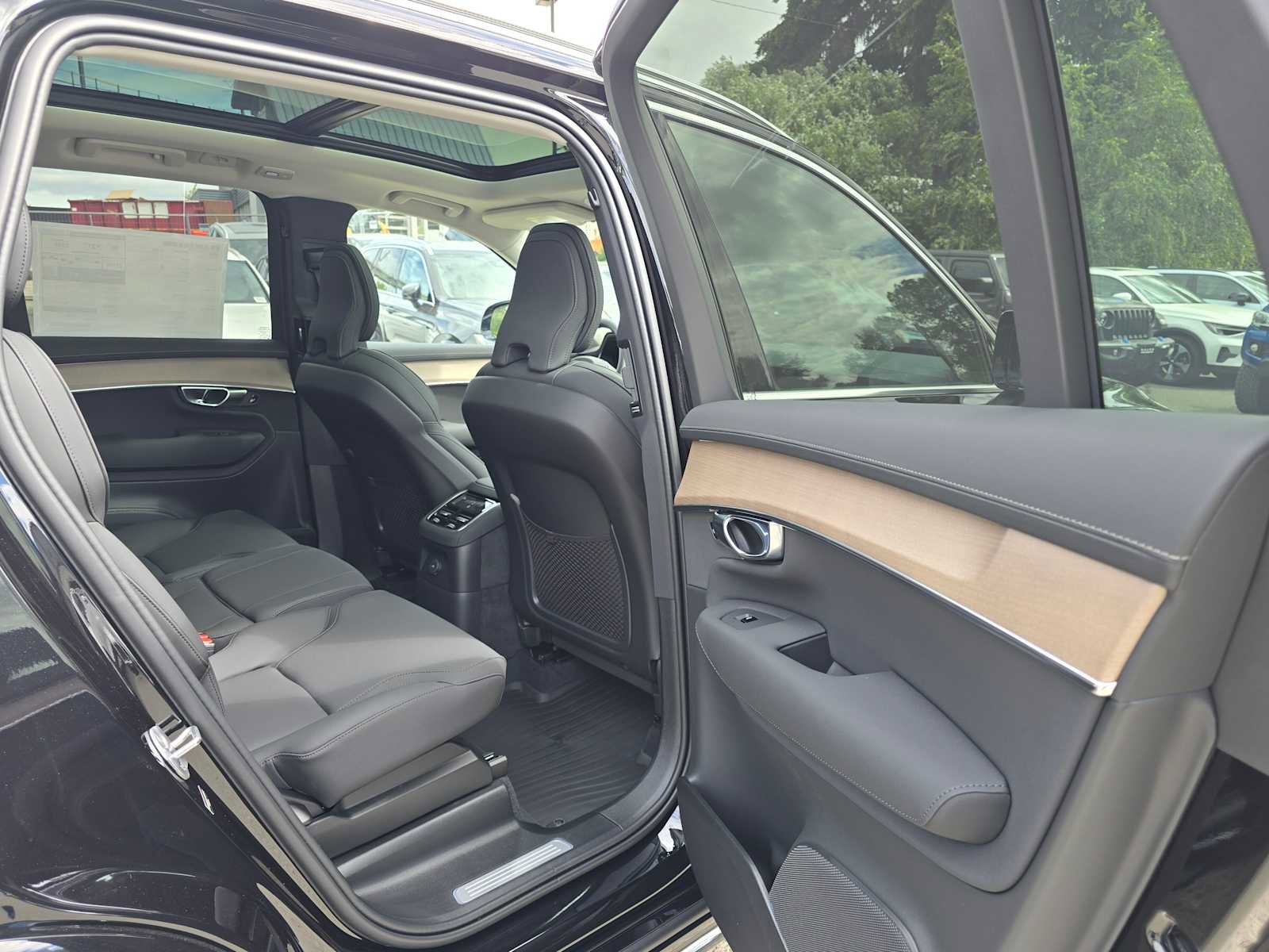 New 2026 Volvo XC90 T8 Plus w/ Protection Package AWD/4WD image 13