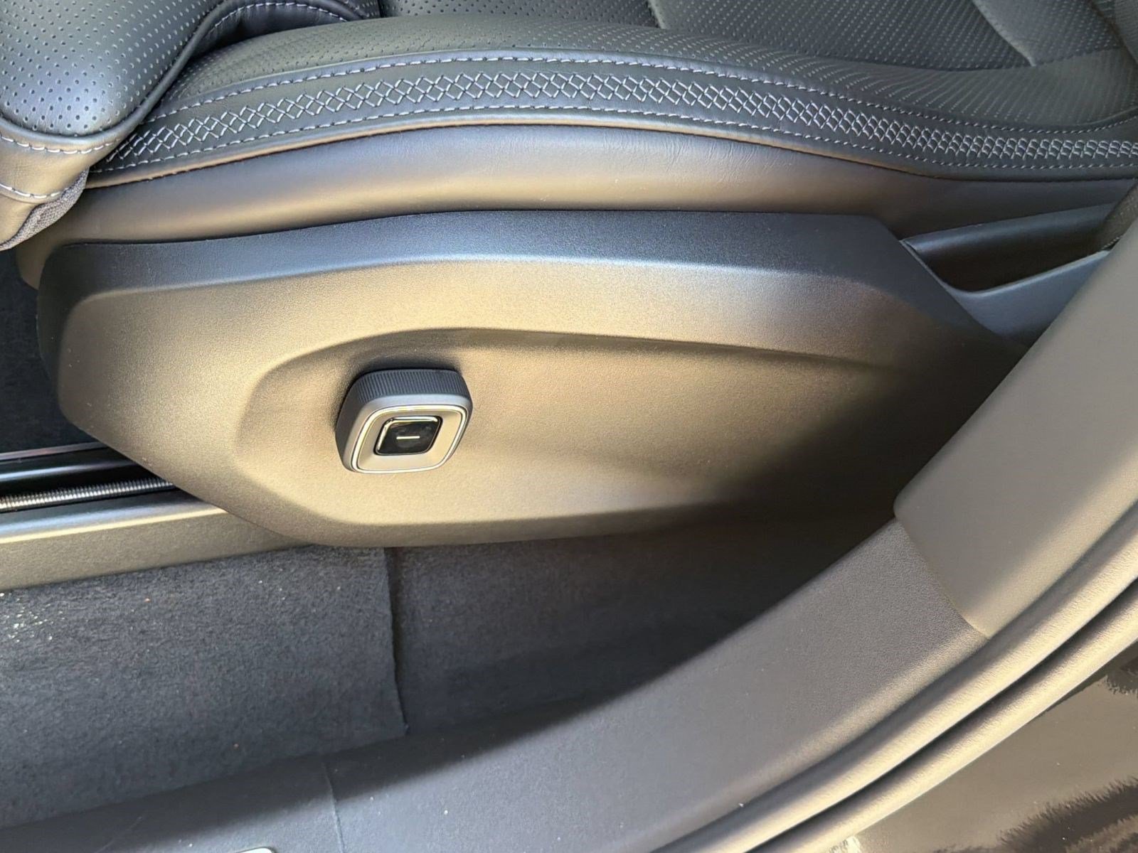 New 2026 Volvo EX90 Ultra AWD/4WD image 16