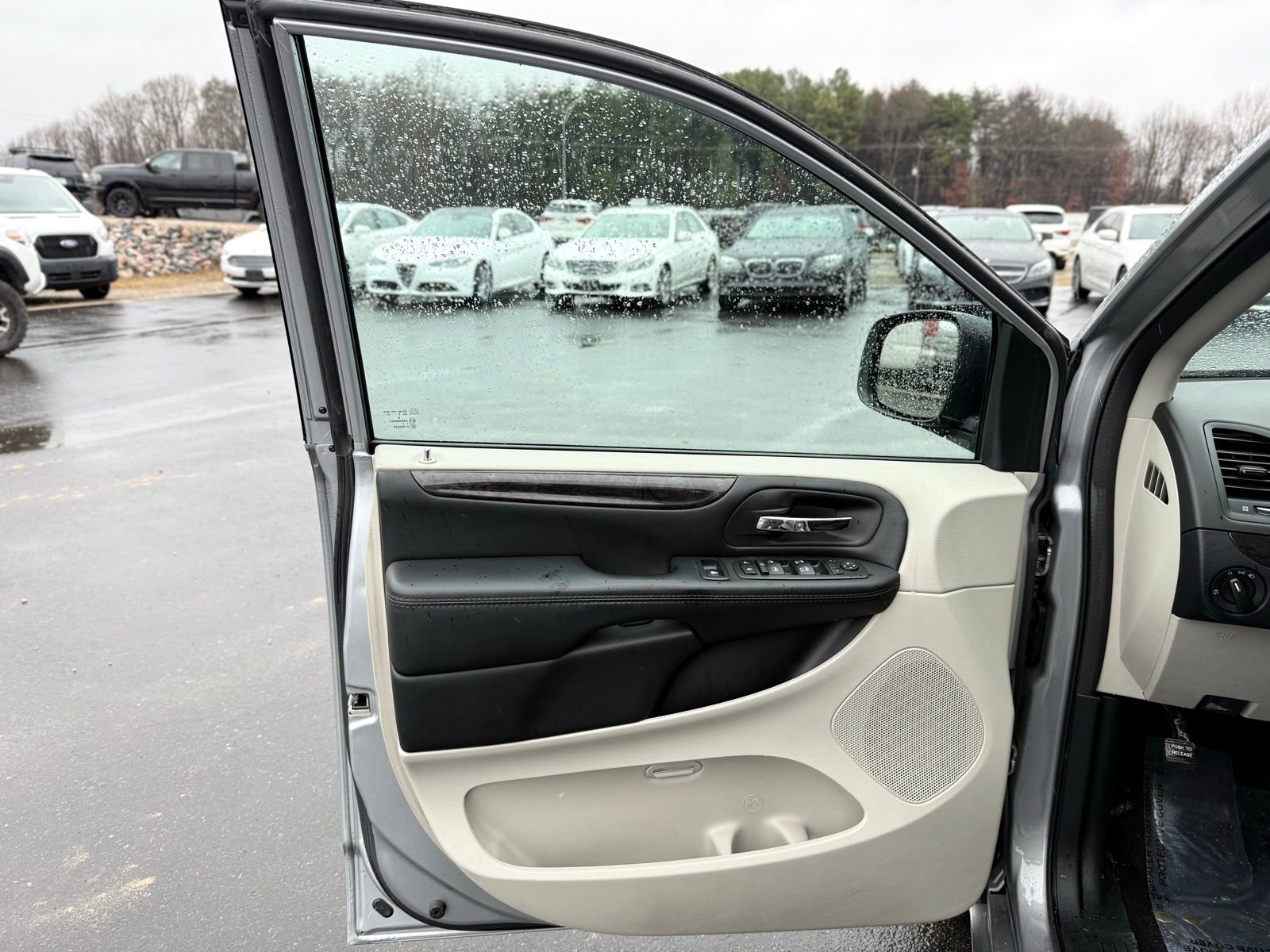 Used 2018 Dodge Grand Caravan SE w/ UConnect Hands-Free Group image 13