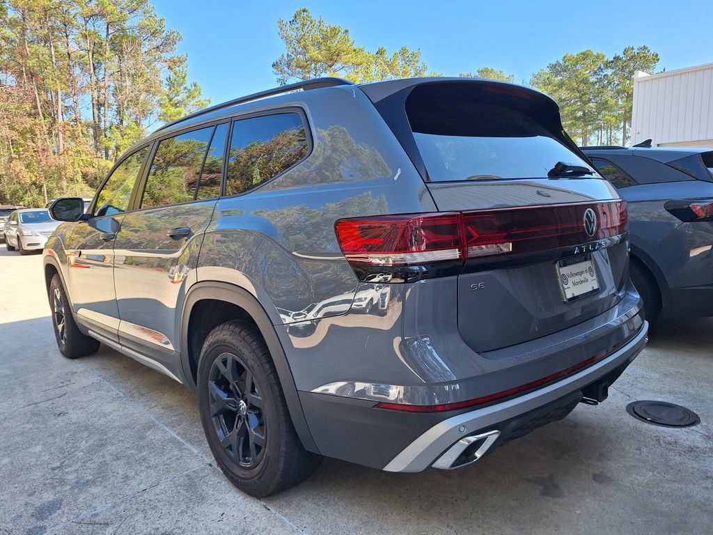Used 2025 Volkswagen Atlas Peak Edition SE image 3