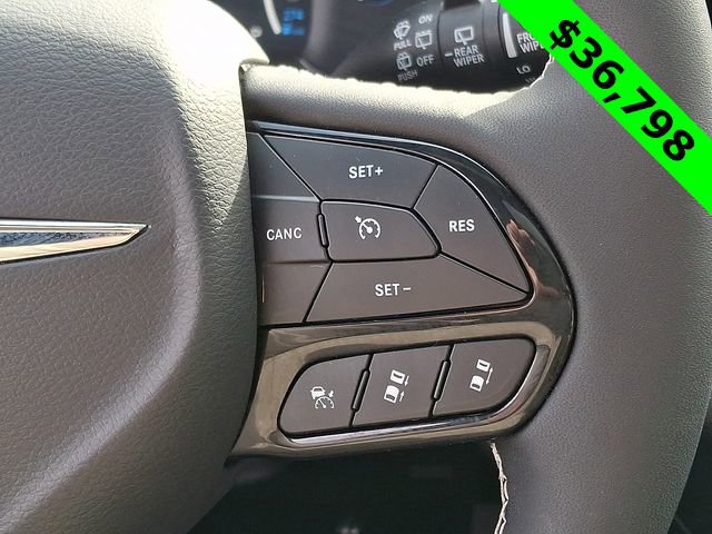 Used 2025 Chrysler Pacifica Premium image 24