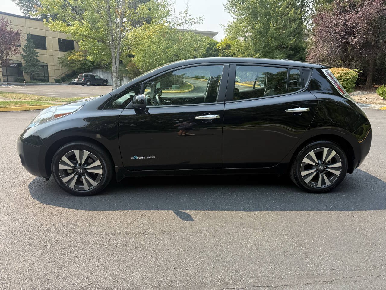 Used 2016 Nissan Leaf SV FWD image 2