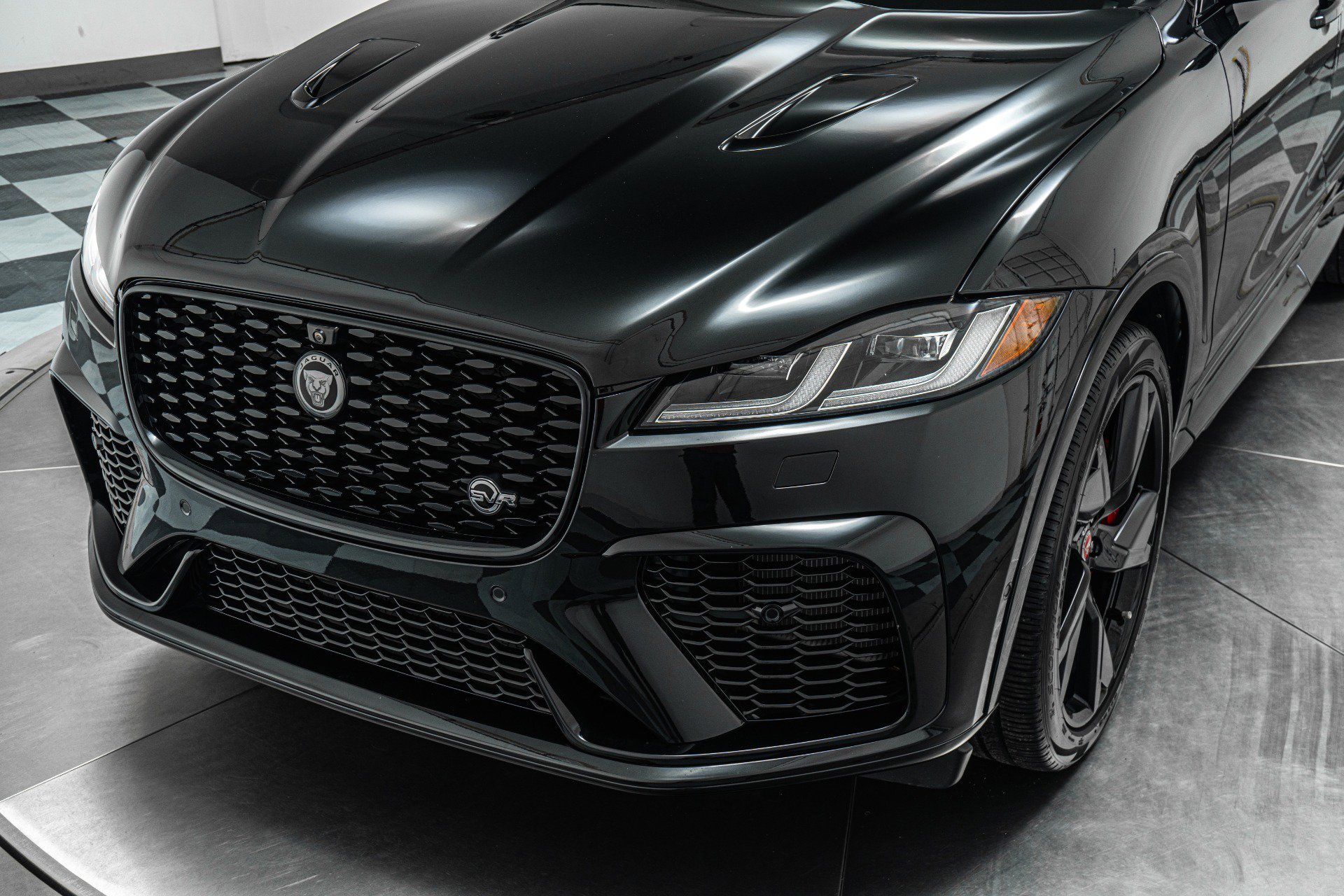 Used 2023 Jaguar F-PACE SVR image 33