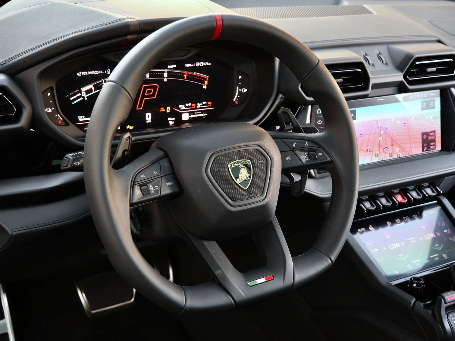 Used 2025 Lamborghini Urus SE image 14