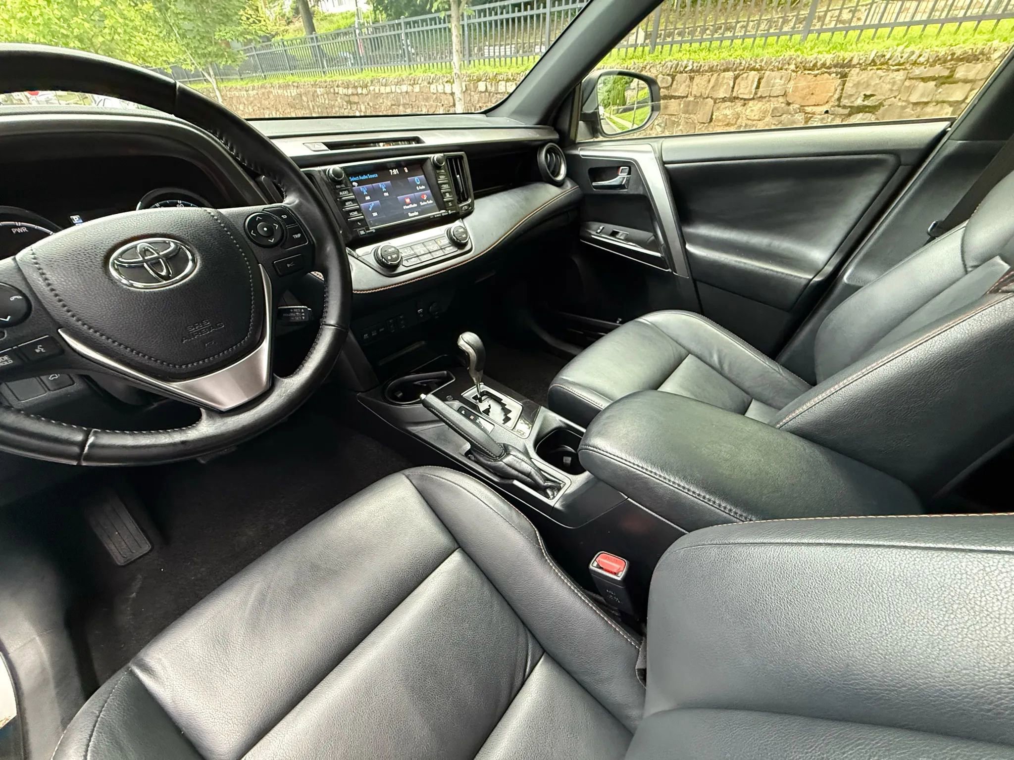 Used 2017 Toyota RAV4 SE image 13