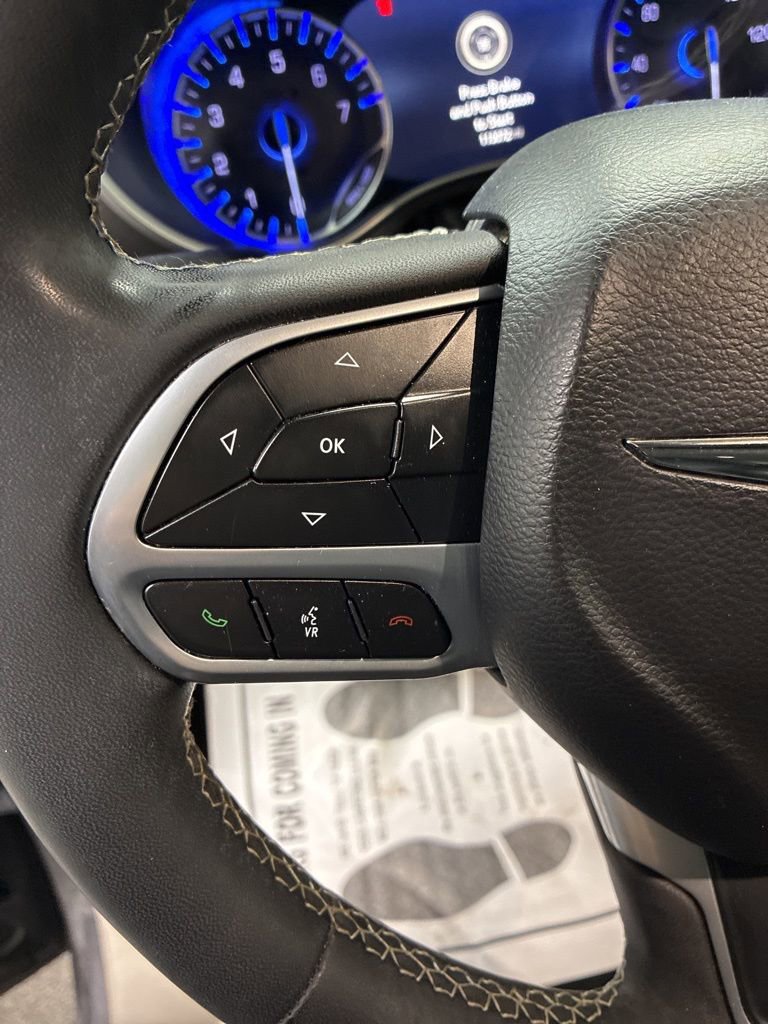 Used 2023 Chrysler Pacifica Touring-L image 11
