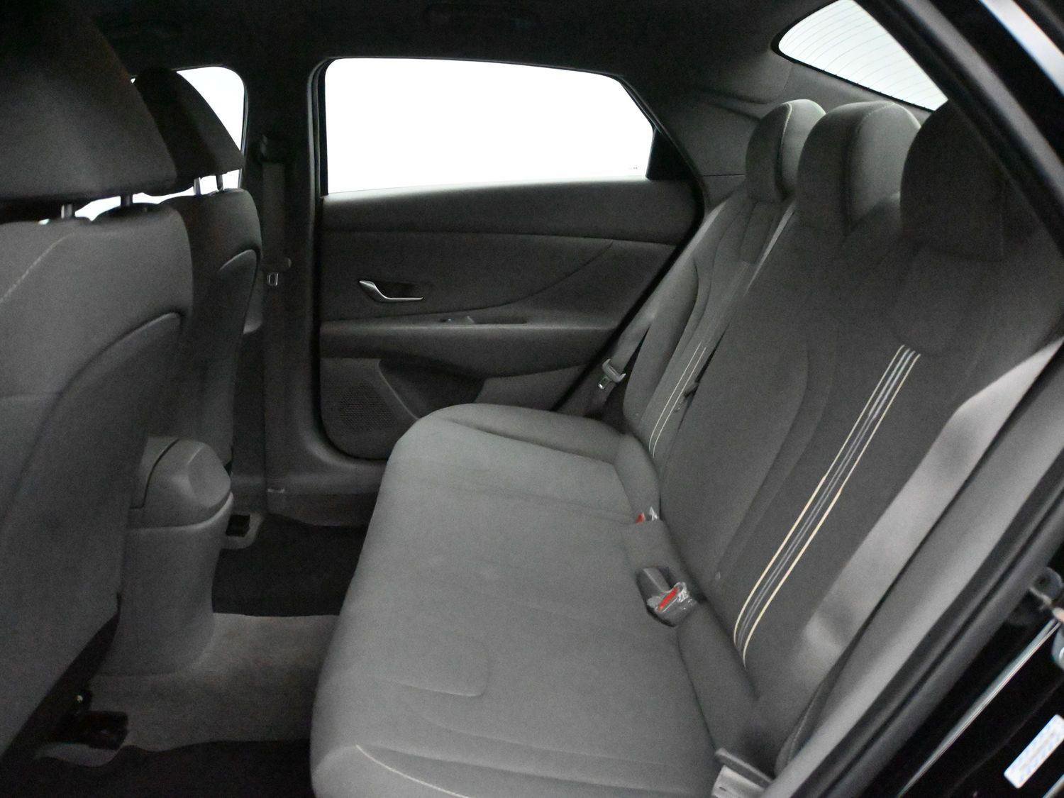 Used 2022 Hyundai Elantra SEL w/ Convenience Package FWD image 9
