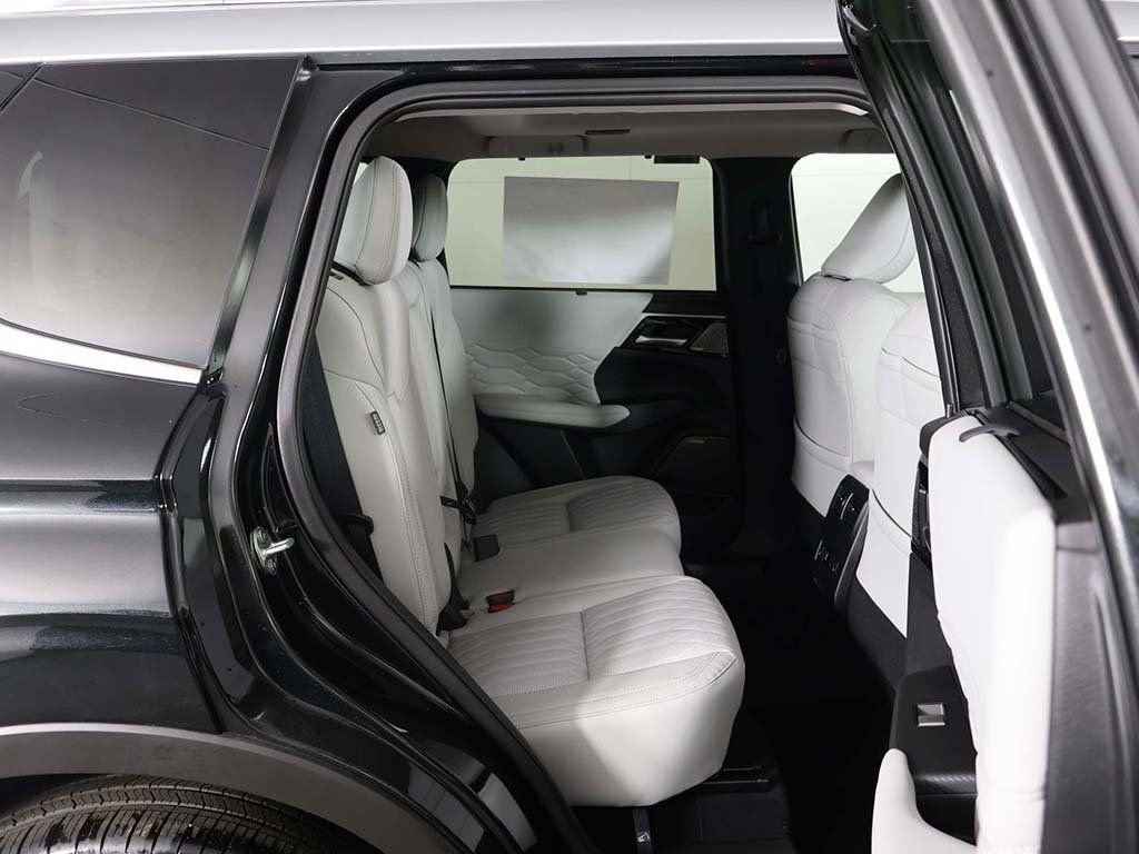 New 2025 Mitsubishi Outlander AWD image 39