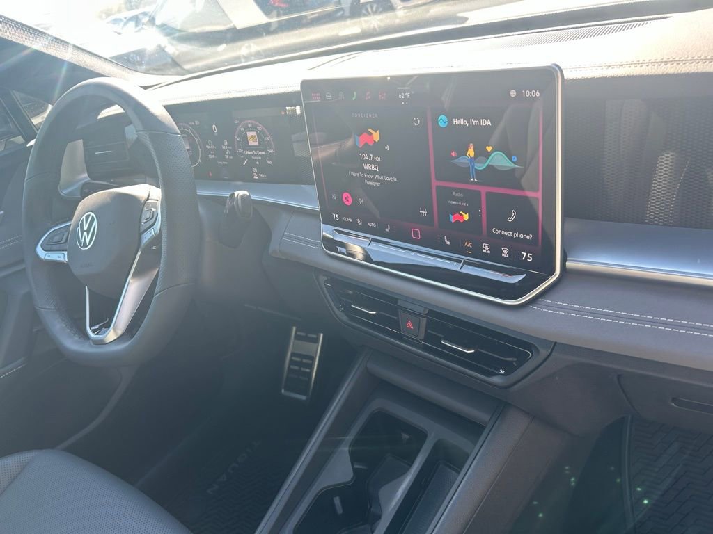 Certified 2025 Volkswagen Tiguan SE R-Line image 37