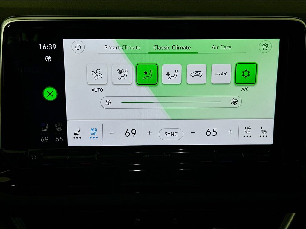 Used 2025 Volkswagen Atlas Cross Sport SEL Premium R-Line image 16