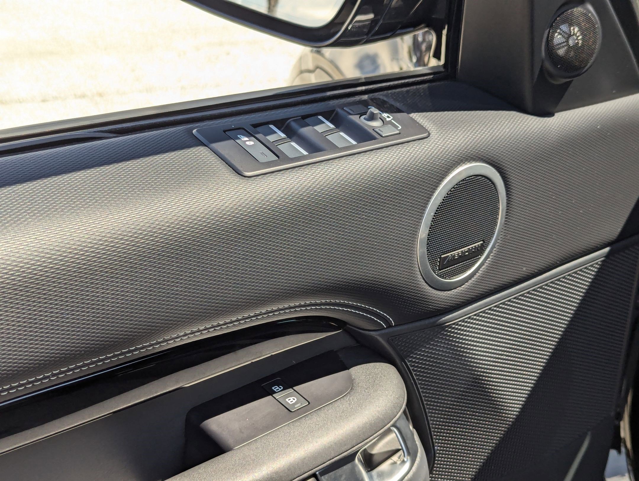 Used 2023 Land Rover Discovery S R-Dynamic image 15