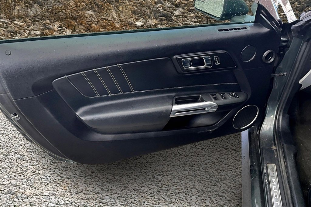 Used 2016 Ford Mustang Premium image 18