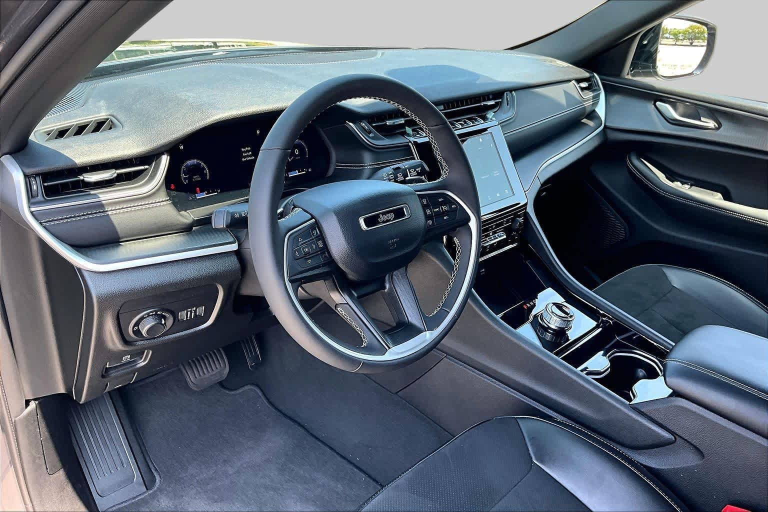 Used 2023 Jeep Grand Cherokee Altitude AWD/4WD image 18