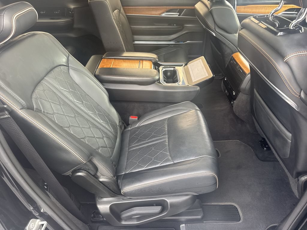 Used 2023 Jeep Grand Wagoneer Series III AWD/4WD image 15