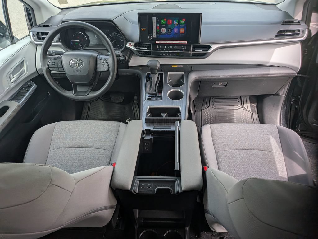 Used 2025 Toyota Sienna LE w/ LE Plus Package FWD image 27