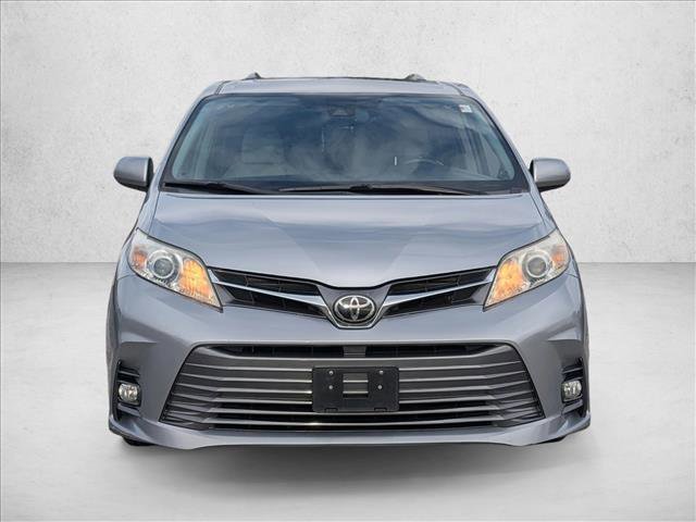 Used 2018 Toyota Sienna XLE image 2