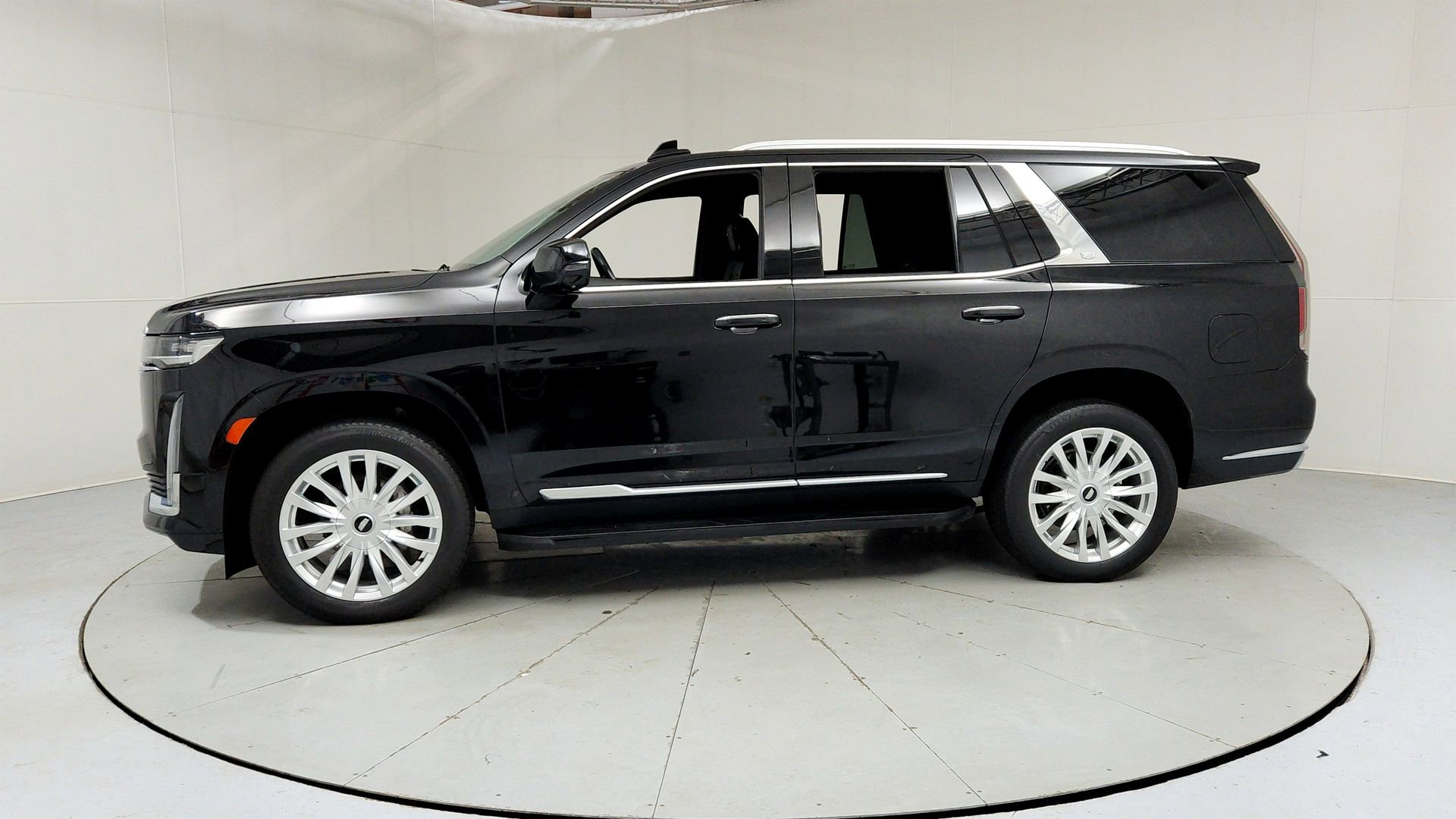 Used 2023 Cadillac Escalade Luxury AWD/4WD image 2