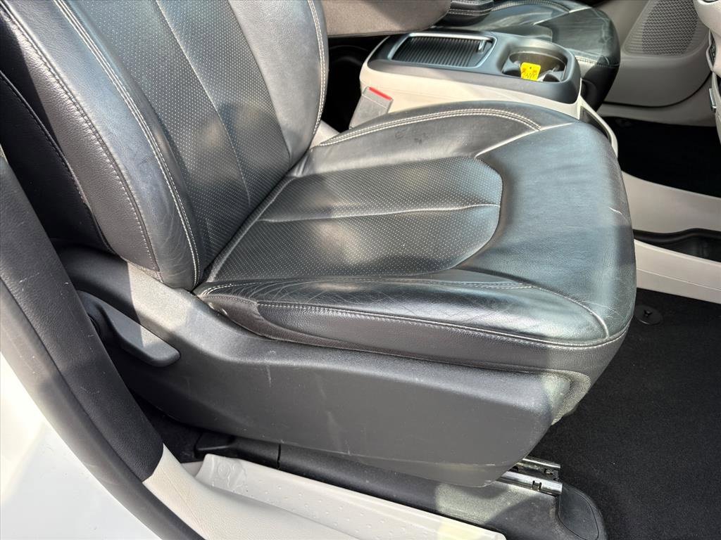 Used 2022 Chrysler Pacifica Touring-L image 7