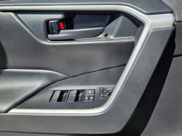 Used 2021 Toyota RAV4 LE FWD image 9