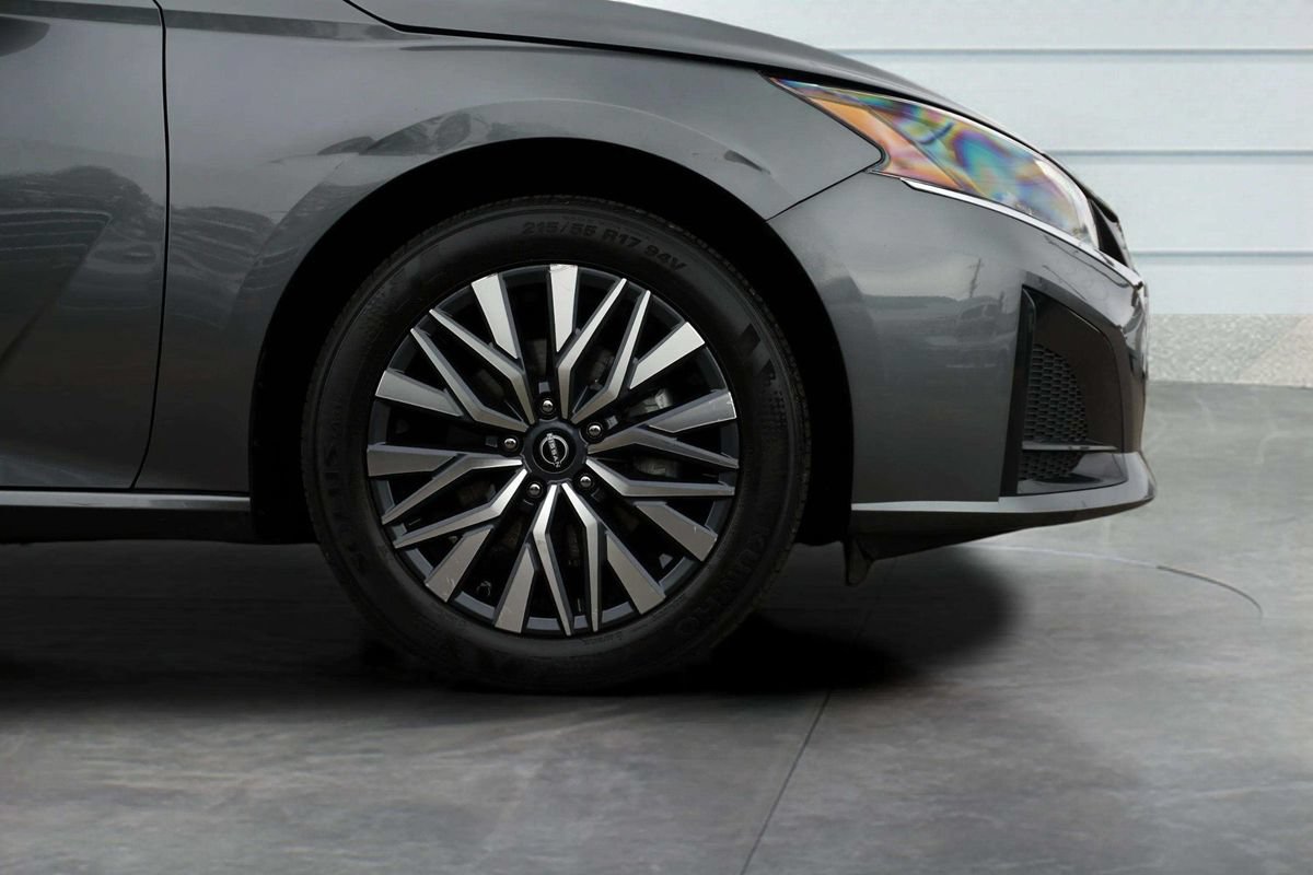 Used 2025 Nissan Altima 2.5 SV FWD image 9