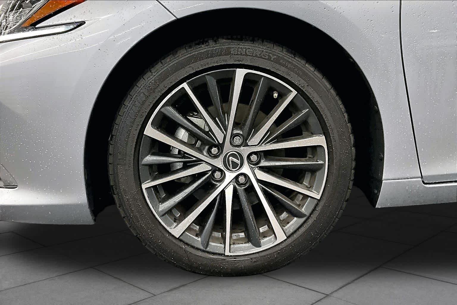 Used 2024 Lexus ES 350 w/ Premium Package FWD image 11