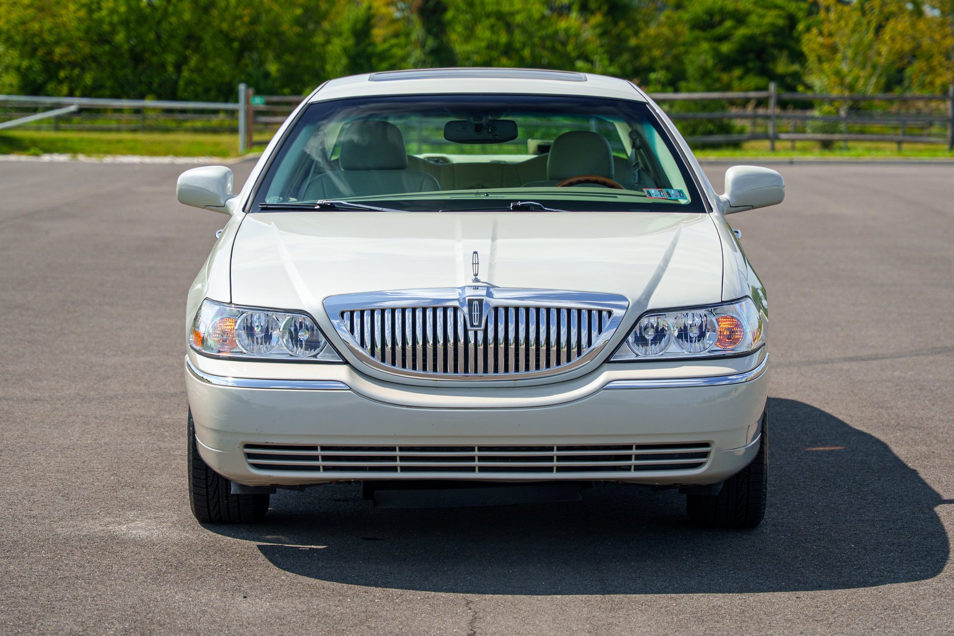 Used 2004 Lincoln Town Car Ultimate RWD image 4