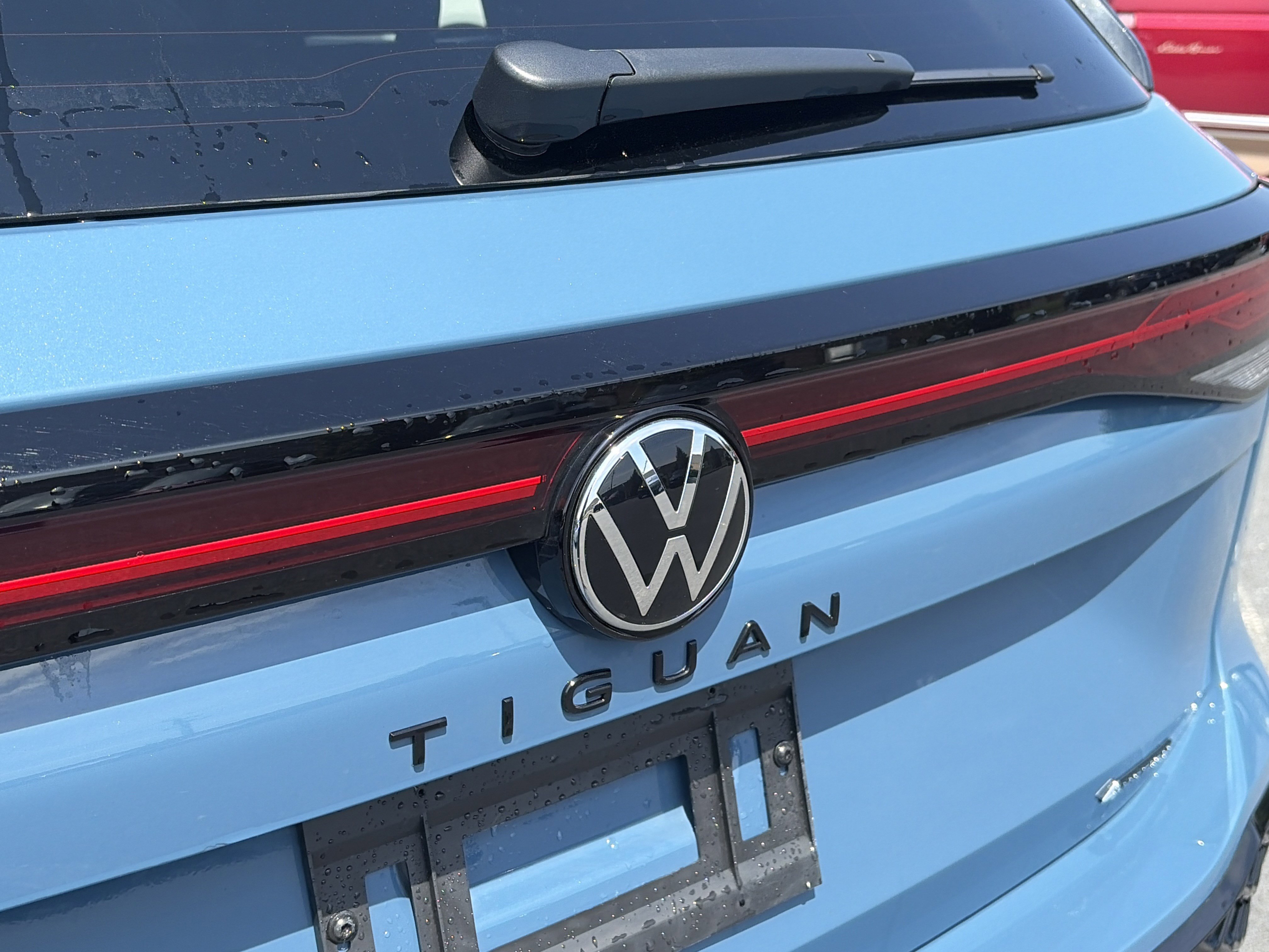 Used 2025 Volkswagen Tiguan SE R-Line AWD/4WD image 10