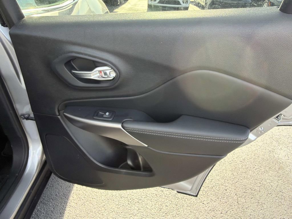 Used 2022 Jeep Cherokee Latitude Lux w/ Sun & Sound Group image 21