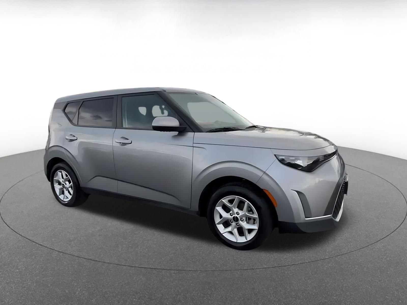 Used 2025 Kia Soul LX w/ LX Technology Package FWD image 2