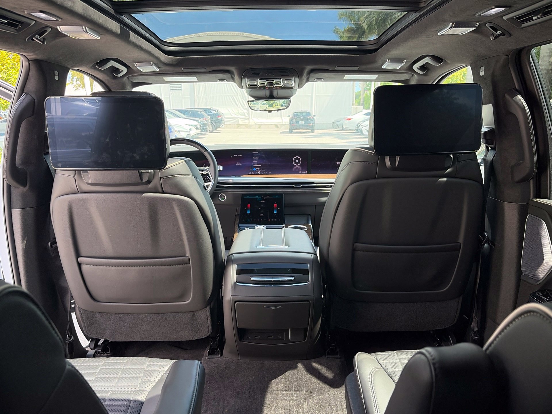 Used 2026 Cadillac Escalade ESV Platinum Sport w/ LPO, Floor Liner Package AWD/4WD image 11