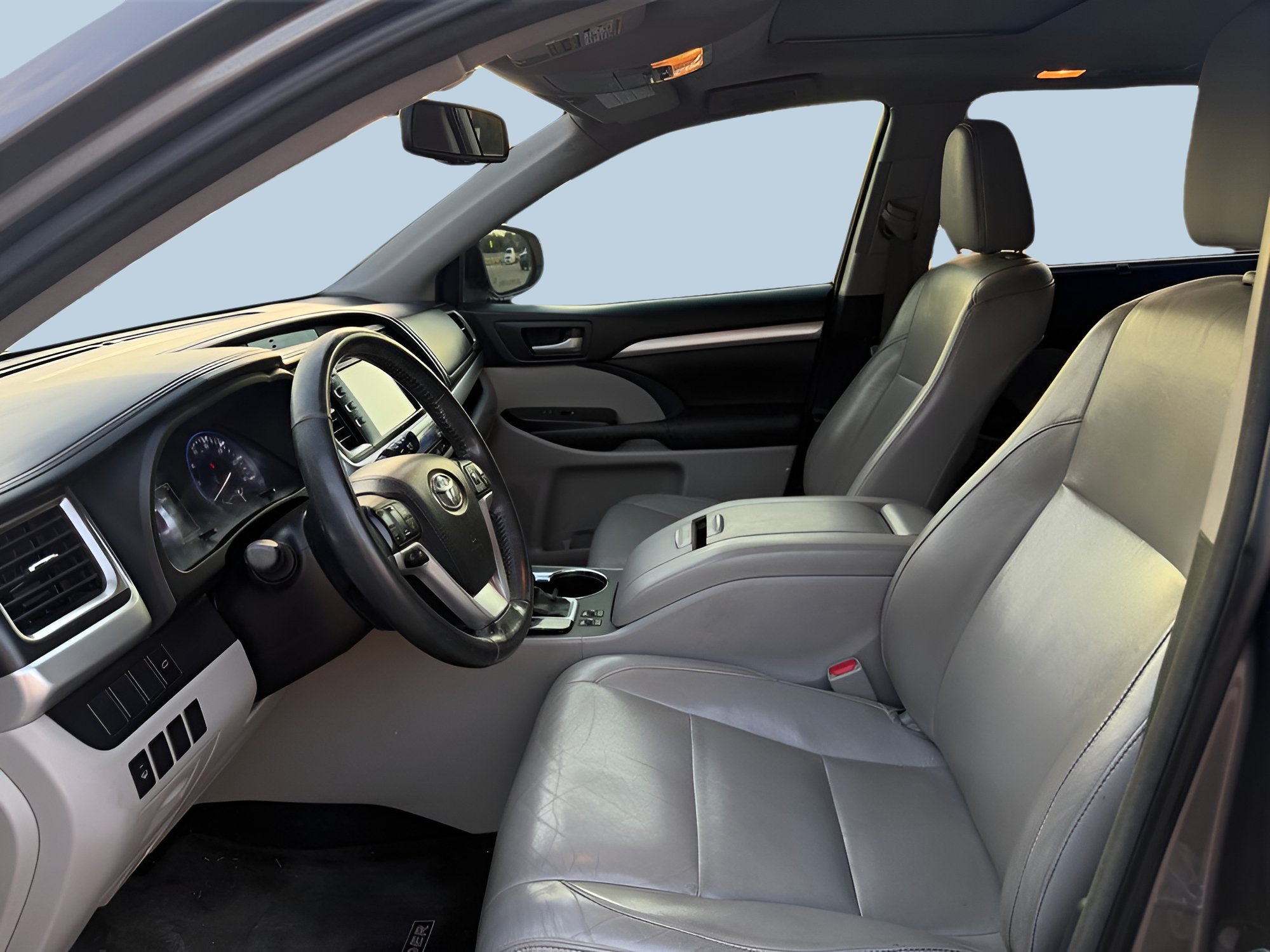 Used 2015 Toyota Highlander XLE FWD image 2